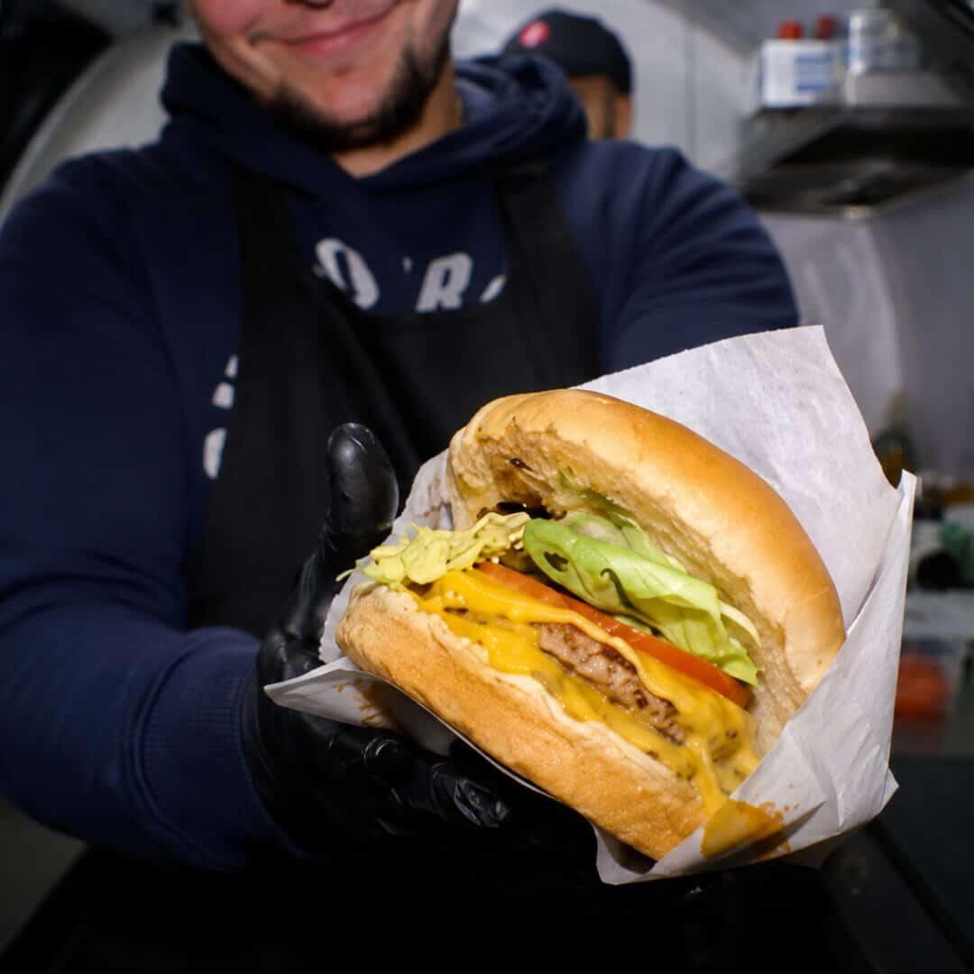 Un cheeseburger fraîchement préparé.